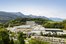 Blick auf das Firmengelände von der Adelholzner Alpenquellen mit Bergpanorama im Hintergrund.