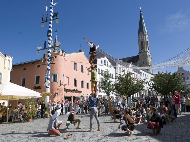 Marktfest mit Akrobaten am Marktplatz von Waldkirchen 