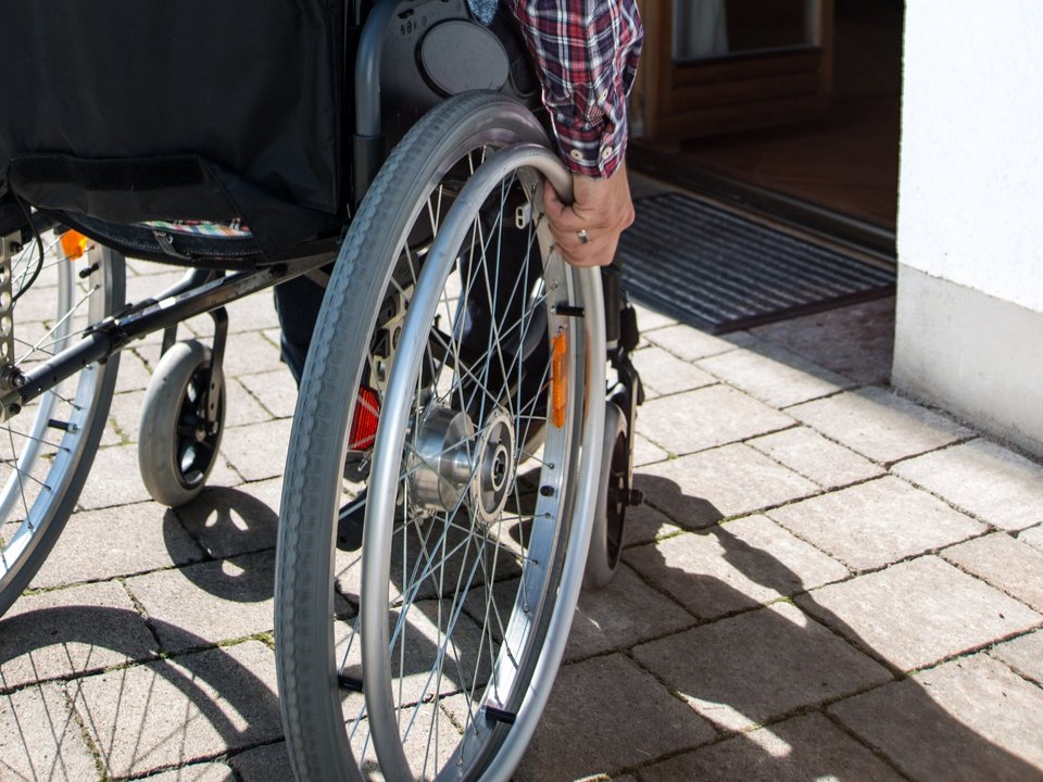 mit dem Rollstuhl barrierefrei am Hof unterwegs 