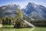 Der Hintersee im Frühling vor einem wunderschönen Bergpanorama. 