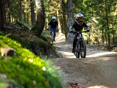 Mountainbiker unterwegs auf dem Parcour am Geisskopf 