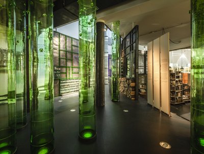 Eintauchen in die Welt der Glaskunst mit grünen Glassäulen 