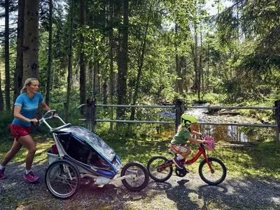 mit Kleinkind auf dem  Fahrrad und Kinderwagen entlang der Ohe im Nationalpark bei Spiegelau 