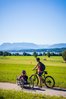 Handbikerin mit Radbegleitung am Chiemsee 