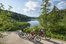 Mountainbiker-Familie am Frillensee bei Inzell im Sommer