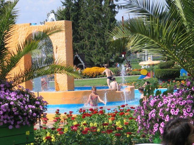 Wasserspiele und Blumenbeete umrahmen den Churpfalzpark 