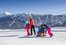 Familienausflug mit dem Schlitten auf dem Schnee