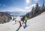 Familie auf sonniger Skipiste am Brauneck bei Lenggries im Tölzer Land