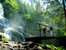 Wandern über Brücke am Wasserfall im Allgäu