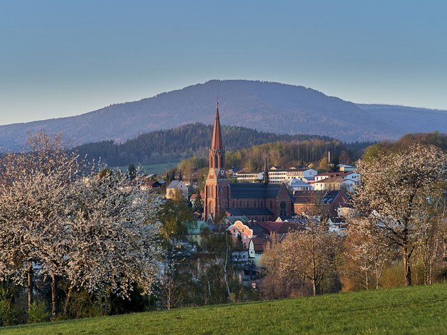 Zwiesel - © Felgenhauer/woidlife-photography Blick auf Zwiesel auf die markante Ziegelstein-Kirche im Mittelpunkt