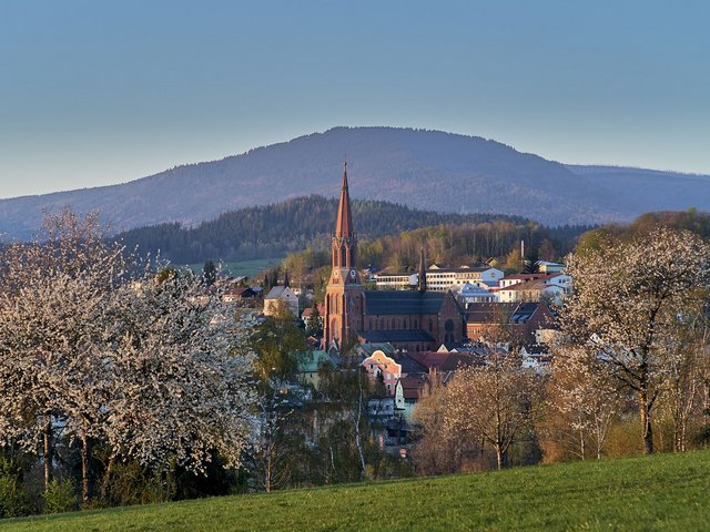Blick auf Zwiesel auf die markante Ziegelstein-Kirche im Mittelpunkt 