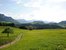 Spaziergänge machen mit Blick auf die Alpen direkt vom Bauernhof in der Region Chiemsee