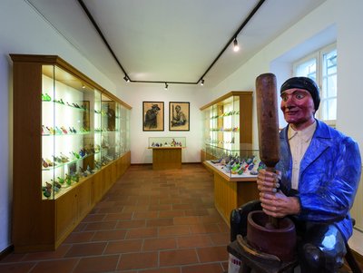 Einblick in das Schnupftabakmuseum mit Figur die Tabak reibt 