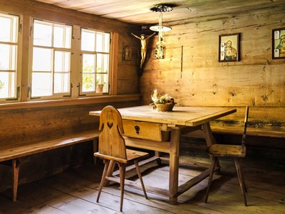 typisch eingerichtete Bauernstube mit Eckbank und Herrgottswinkel komplett in Holz
