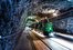 Gästeführer mit Gästen auf der Grubenbahn im Salzbergwerk Berchtesgaden