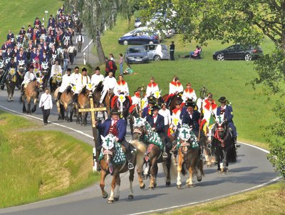 hunderte von Reitern auf festlich geschmückten Pferden folgen einer alten Tradition 