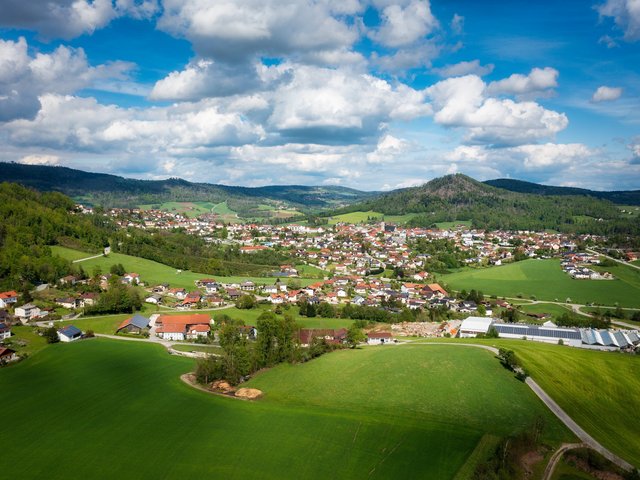 Hauzenberg - © Stadt Hauzenberg / Fotograf Daniel Anetzberger Blick von oben auf Hauzenberg