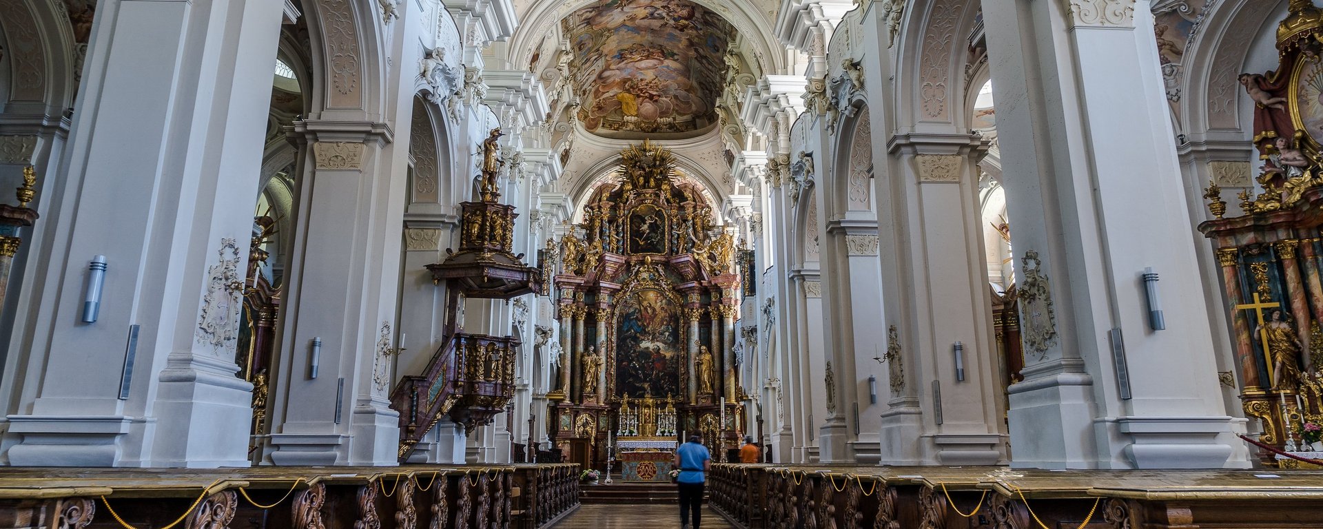 Innenruam der prunkvollen Basilika in Niederalteich 