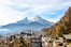 Blick von der Locksteinstraße über das Nonntal und den Markt Berchtesgaden mit seinen markanten Kirchtürmen der Stiftskirche und Pfaarkirche zum Watzmann