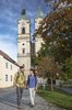 Sparzierwg durch das Kloster Niederalteich mit Sicht auf die Kirchentürme   