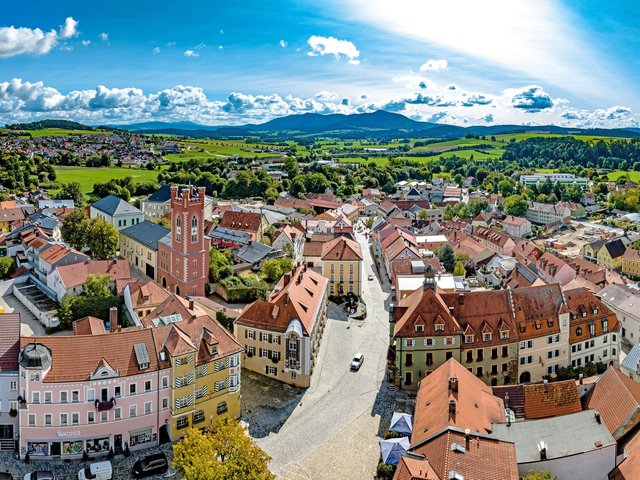 Furth im Spätsommer - © Tourist Information Furth im Wald Luftbild über das Stadtbild Furth im Wald mit Stadtturm und alte, erhaltene Häuser