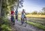 Fahrrad fahren mit der Familie in Seebruck im Herbst