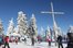 reges Getummel am Gipfelkreuz im Skizentrum Mittedorf-Philippsreut mit Skifahrer, Schneeschuhgeher, Rodler 