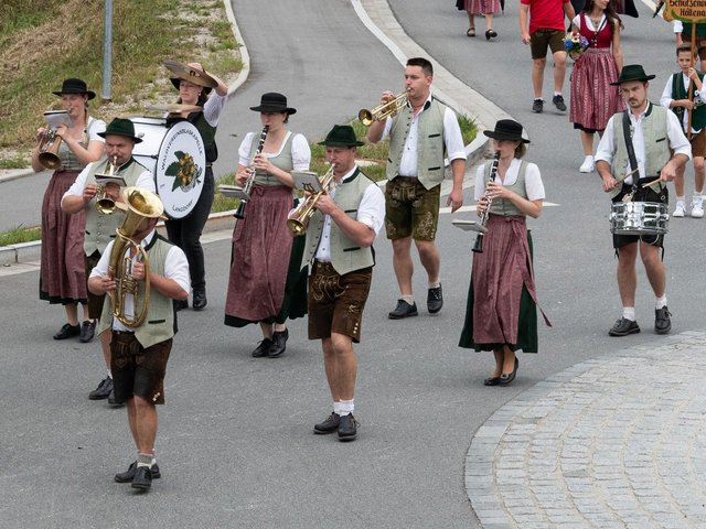 traditionelle Begleitung einer Blaskapelle beim Pichelsteinerfestzug 