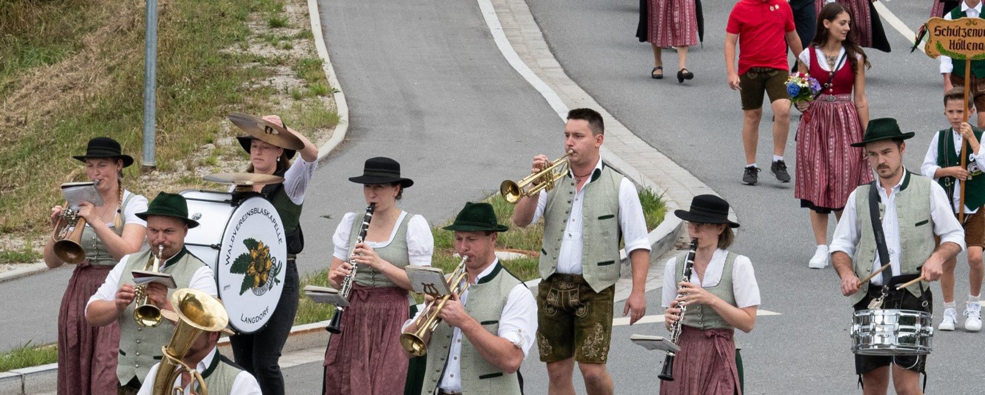 traditionelle Begleitung einer Blaskapelle beim Pichelsteinerfestzug 