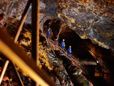 Führung durch die Stollen im Bergwerk  