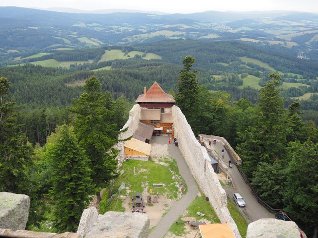 Blick auf die Burg Kasperk und die Landschaft in der tschechischen Republik 
