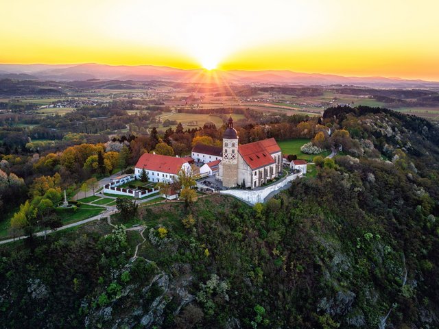 Sonnenaufgang Bogenberg - © Ostbayern Tourismus TVO Bogenberg von oben bei aufgehender Sonne