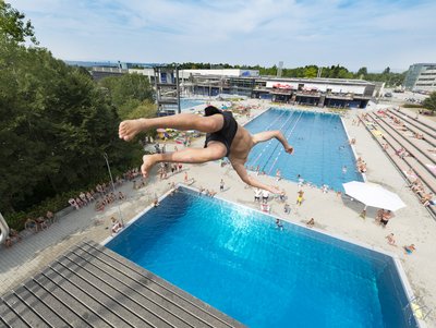 kühner Sprung vom Sprungturm 