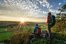 Wanderer an Aussichtspunkt auf dem Altmühltal Panoramaweg im Naturpark Altmühltal