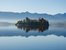 Blick auf eine Insel im Staffelsee mit den Bayerischen Alpen im Hintergrund